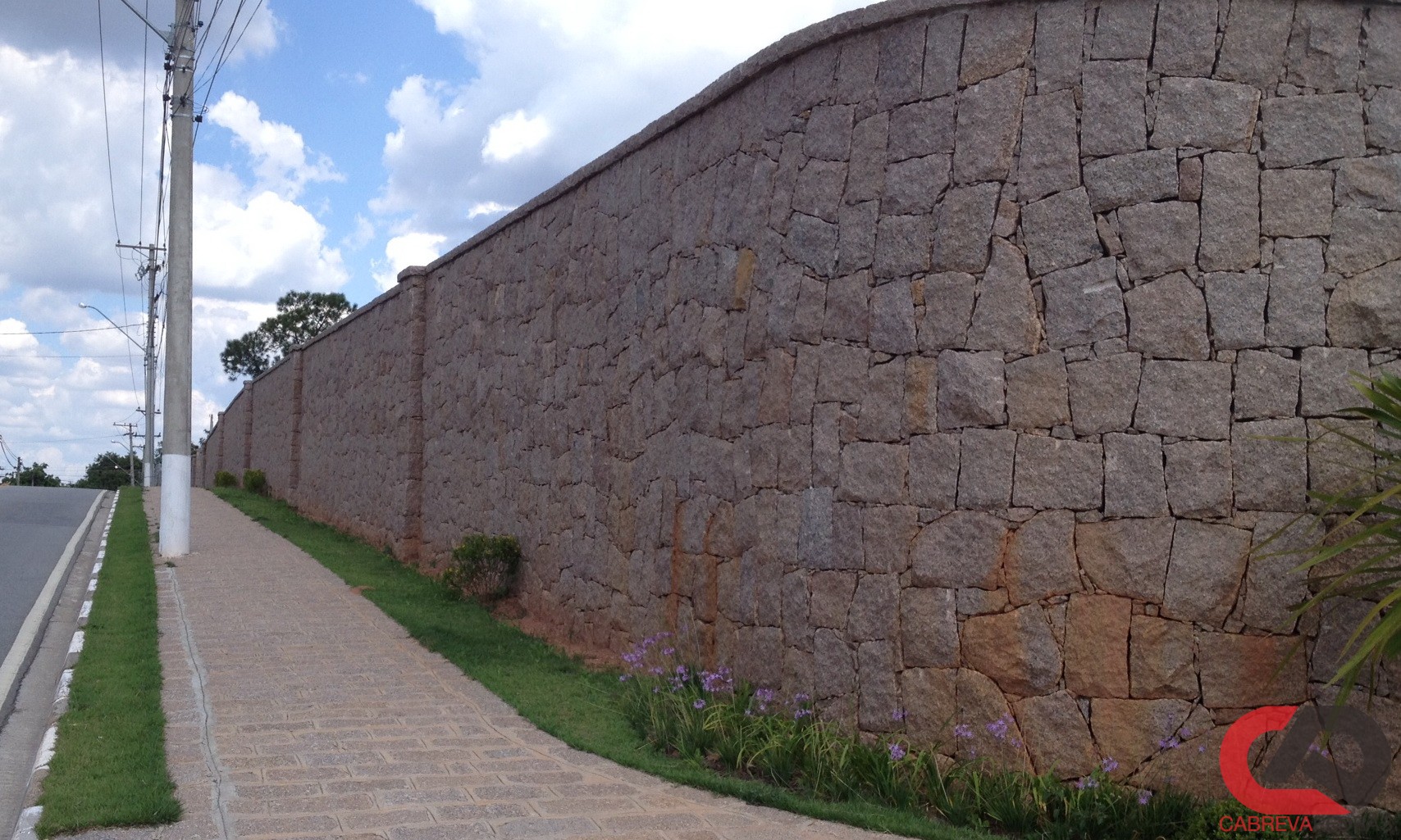 Muro de Pedra Bruta  Pedras Direto da Pedreira