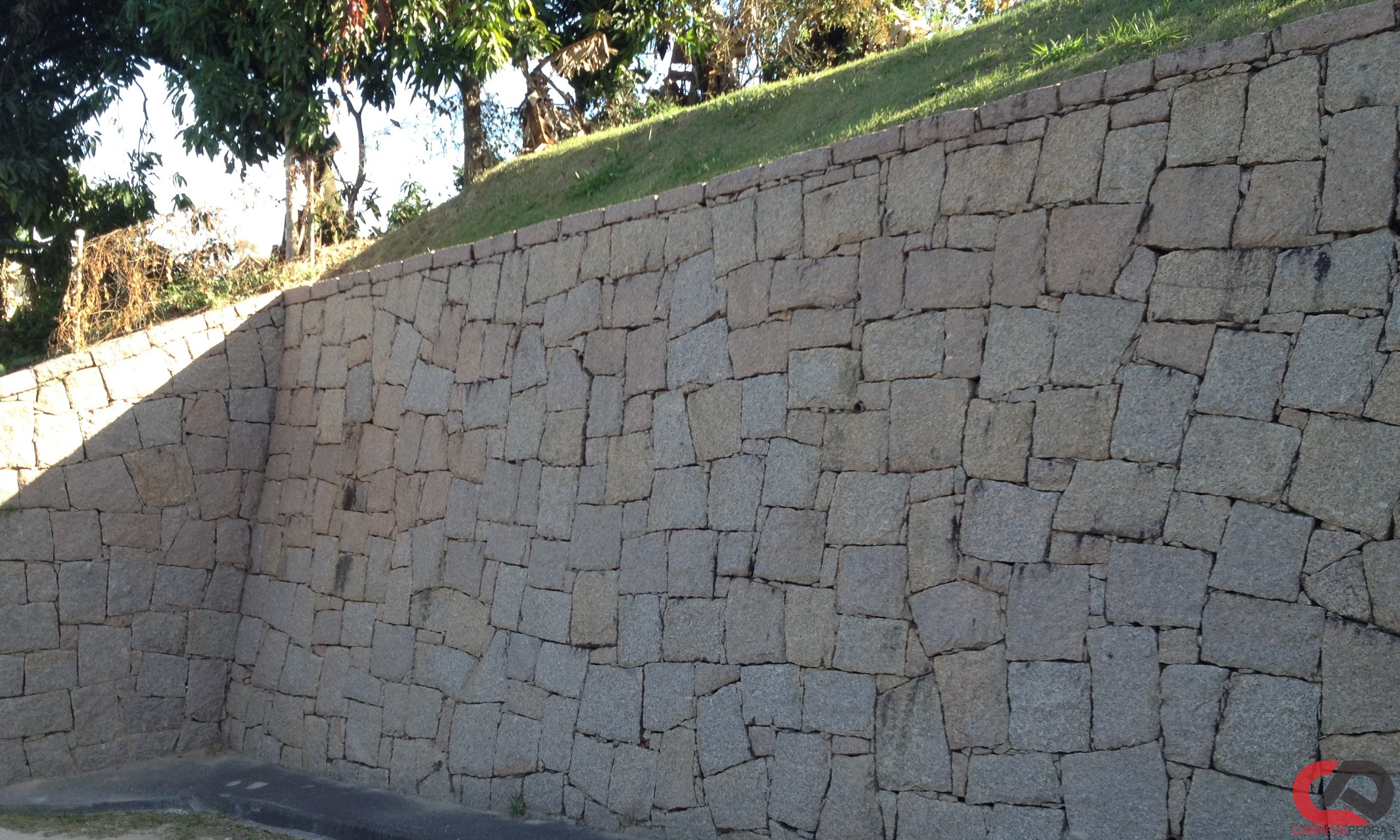 Muro de Pedra Bruta  Pedras Direto da Pedreira